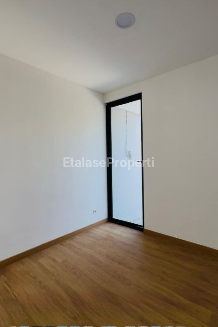 Foto properti For Sale Rumah 2 Lantai Baru Gress Lokasi Dekat Dian Istana, Graha Family 3