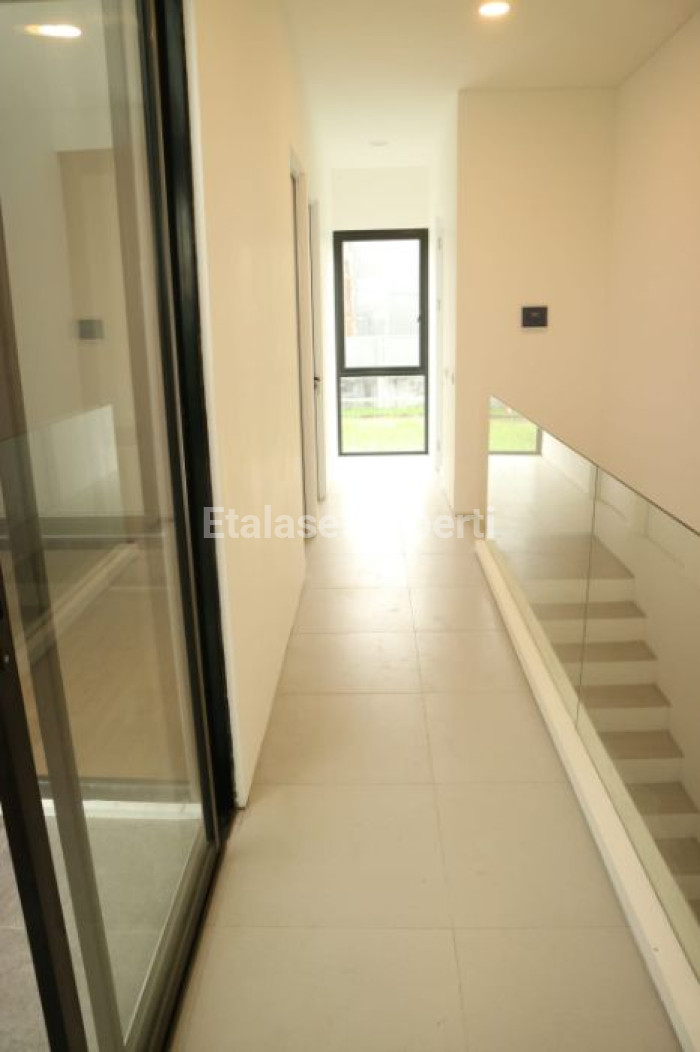 Foto properti For Sale Rumah 2 Lantai Baru Gress Lokasi Dekat Dian Istana, Graha Family 5