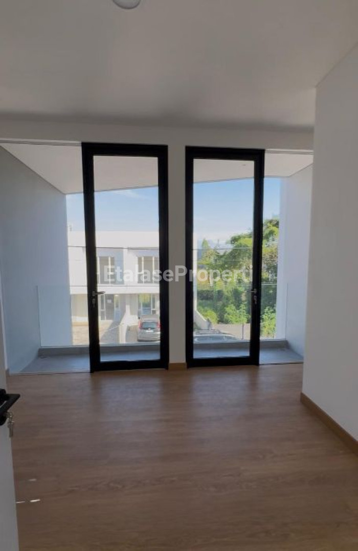Foto properti For Sale Rumah 2 Lantai Baru Gress Lokasi Dekat Dian Istana, Graha Family 6