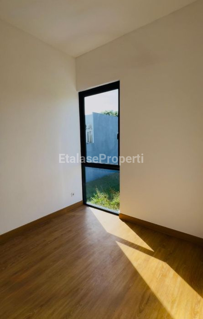 Foto properti For Sale Rumah 2 Lantai Baru Gress Lokasi Dekat Dian Istana, Graha Family 8