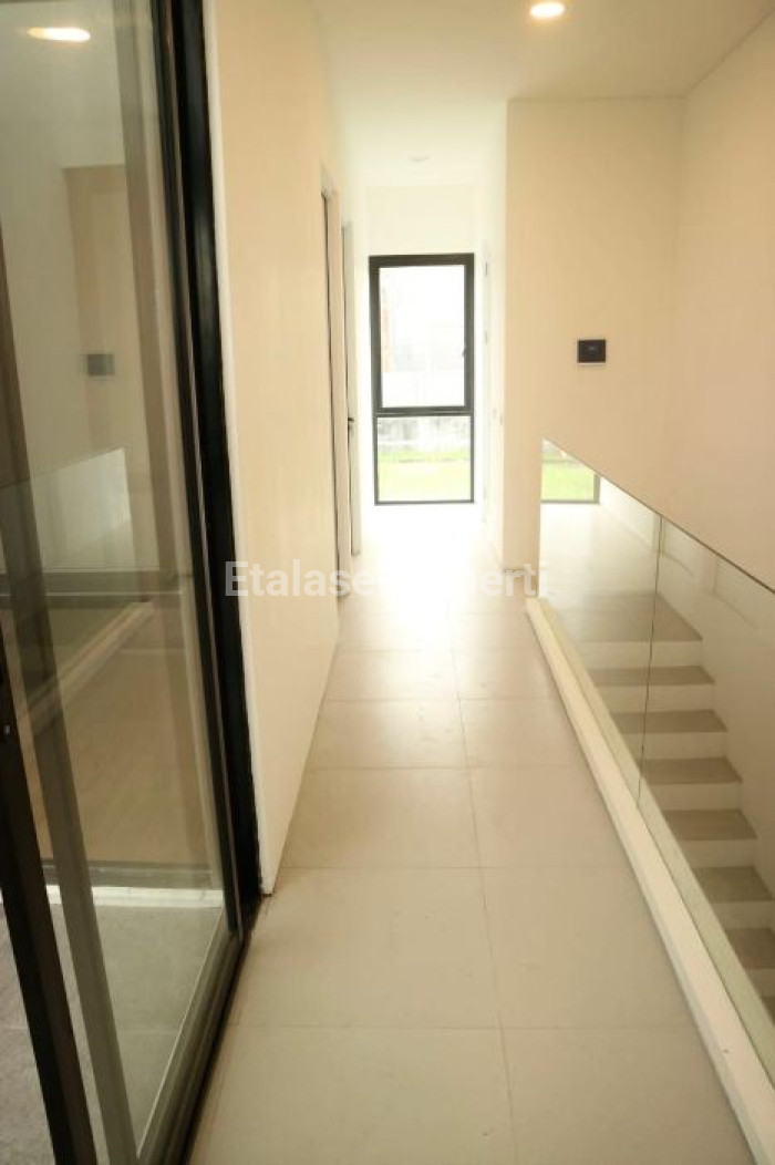 Foto properti For Sale Rumah 2 Lantai Baru Gress Lokasi Dekat Dian Istana, Graha Family 9