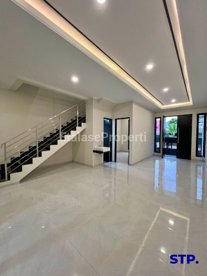 Foto properti 3 Unit, Rumah Baru Modern Nginden Intan Timur Unit A 2