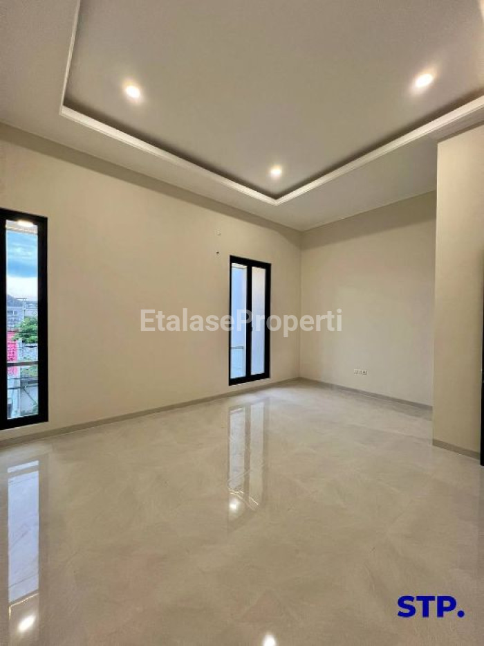 Foto properti 3 Unit, Rumah Baru Modern Nginden Intan Timur Unit A 8