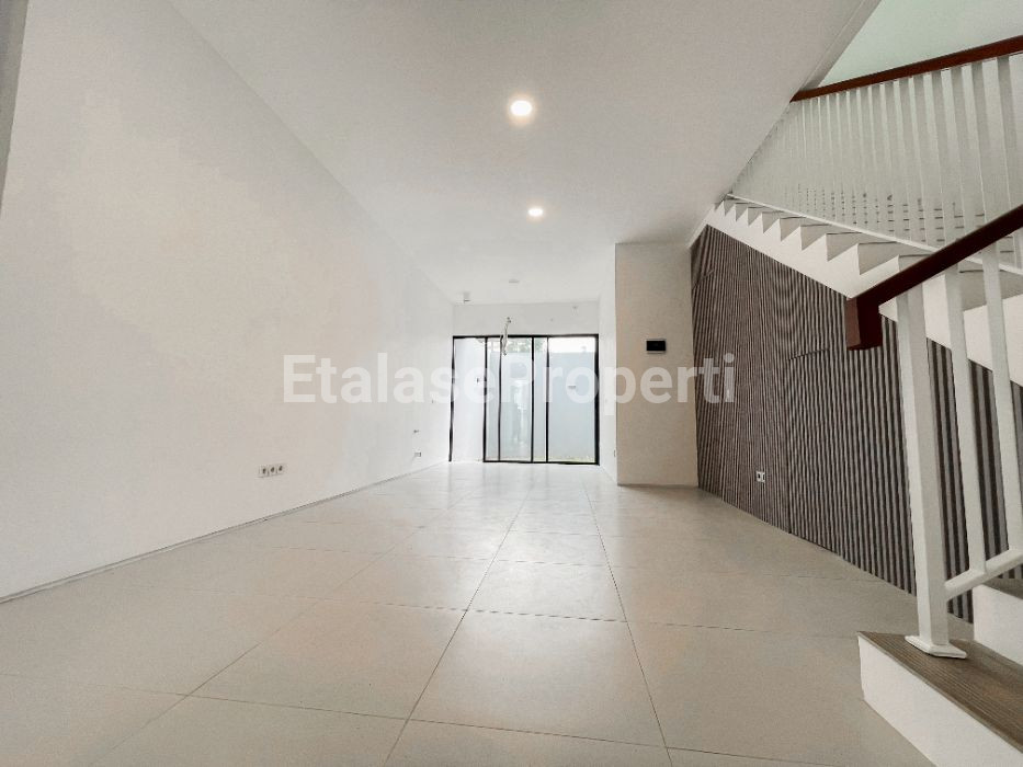Foto properti *Dijual Rumah Baru Gress, Graha Green Garden Surabaya Barat* 2