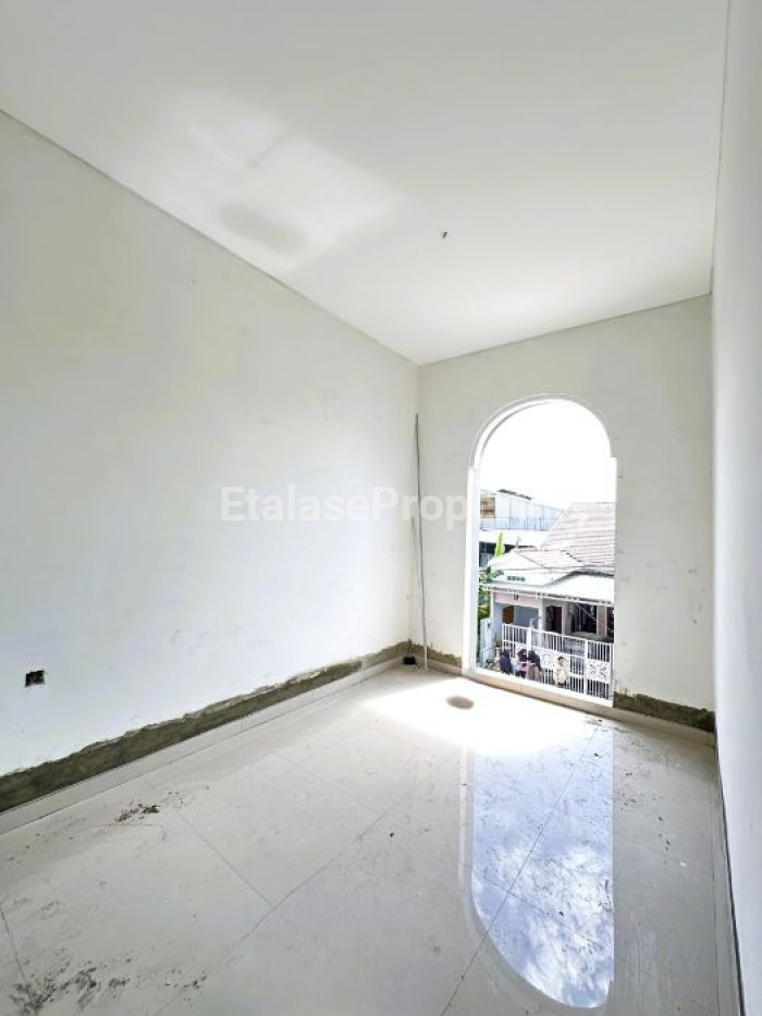Foto properti Rumah Baru Medokan Sawah Timur Gununganyar Rungkut Dekat UPN 9