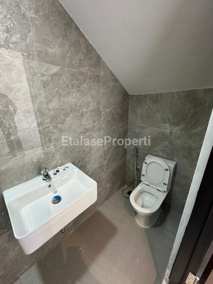 Foto properti Rumah Baru Modern Di Citraland The Greenlake, Wiyung 3