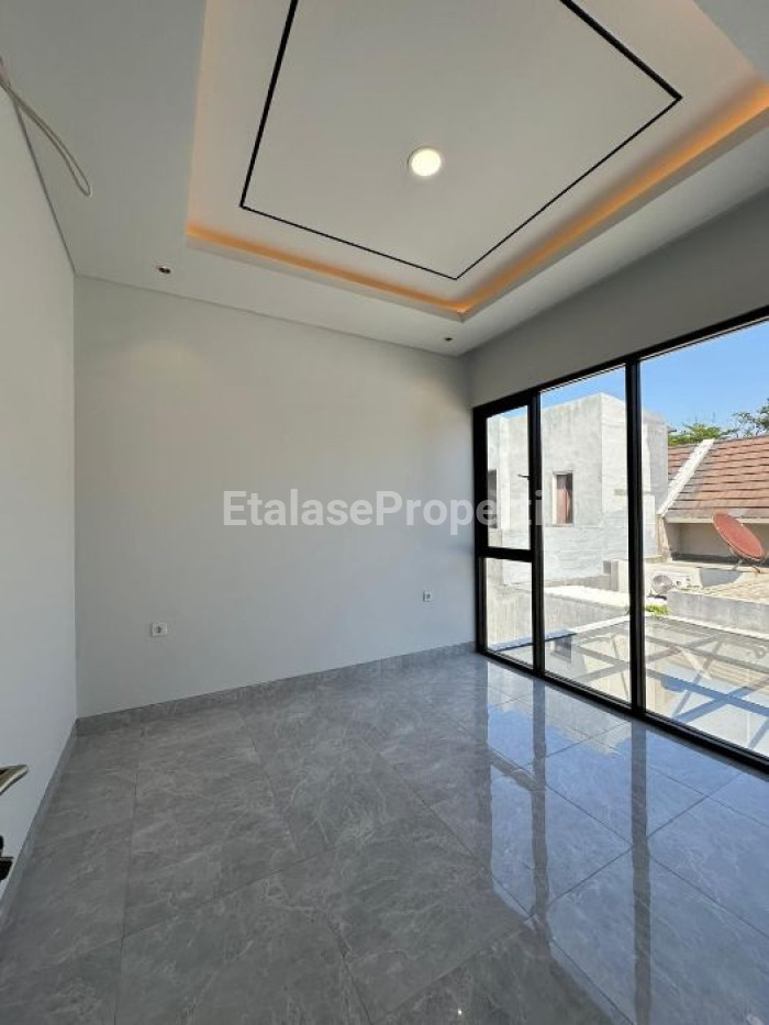 Foto properti Rumah Baru Modern Di Citraland The Greenlake, Wiyung 6