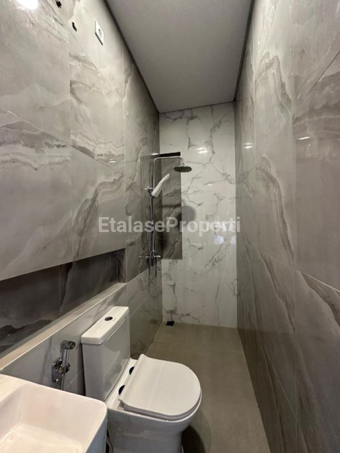 Foto properti Rumah Baru Modern Di Citraland The Greenlake, Wiyung 9