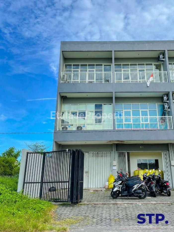 Foto properti Jual Ruko 3 Lantai Di Main Road Dian Istana 2
