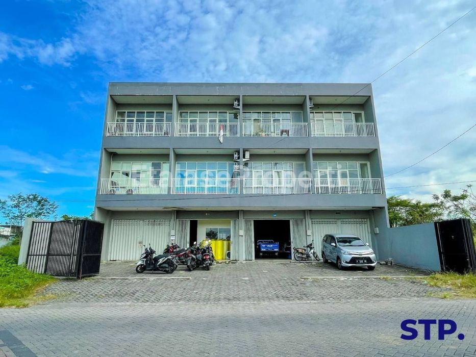 Foto properti Sewa Ruko 3 Lantai Di Main Road Dian Istana 1