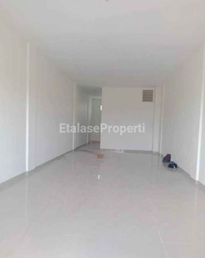 Foto properti Sewa Ruko 3 Lantai Di Main Road Dian Istana 3