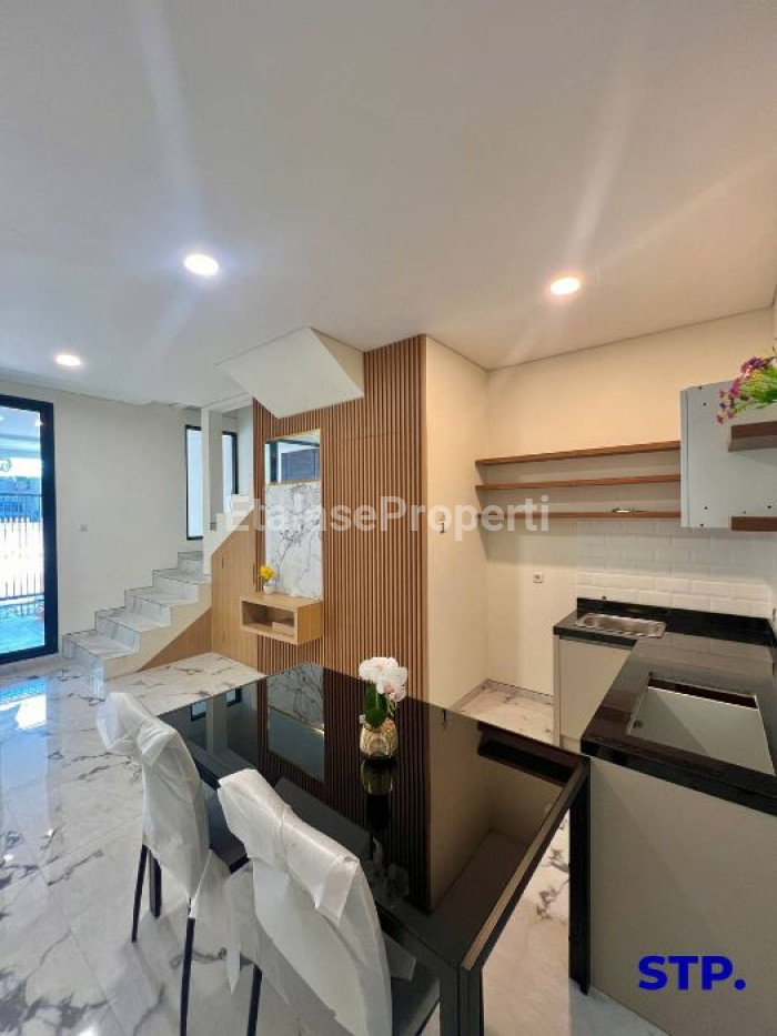 Foto properti Rumah Baru 2 Lantai Di Rungkut Mapan Furnished 2