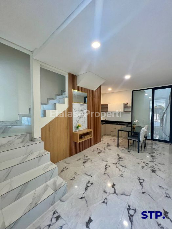 Foto properti Rumah Baru 2 Lantai Di Rungkut Mapan Furnished 3