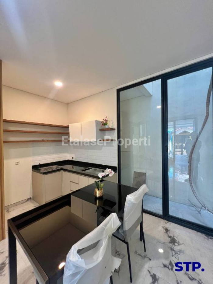 Foto properti Rumah Baru 2 Lantai Di Rungkut Mapan Furnished 4