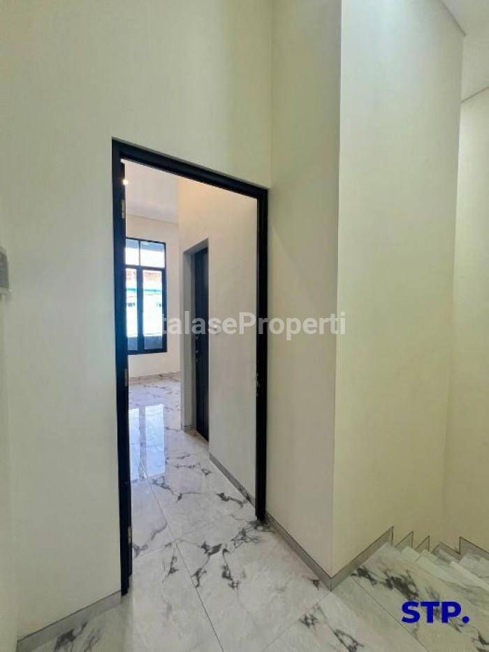 Foto properti Rumah Baru 2 Lantai Di Rungkut Mapan Furnished 6