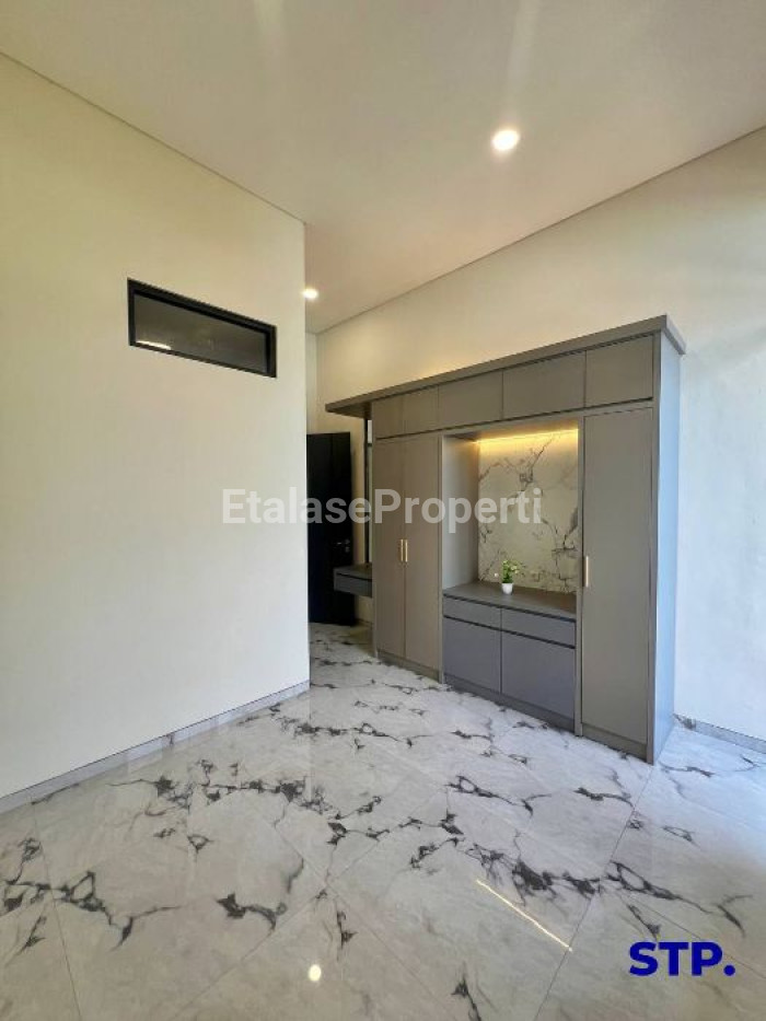 Foto properti Rumah Baru 2 Lantai Di Rungkut Mapan Furnished 7