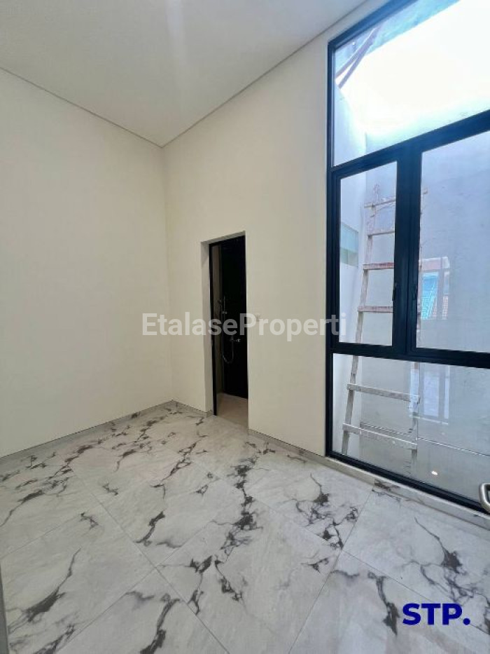 Foto properti Rumah Baru 2 Lantai Di Rungkut Mapan Furnished 9