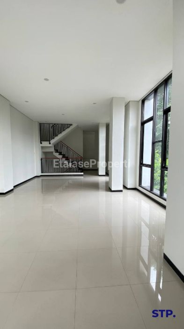 Foto properti 6 Unit Jejer, Ruko 3 Lantai Di Area Margorejo Indah Tipe A (Hoek) 2