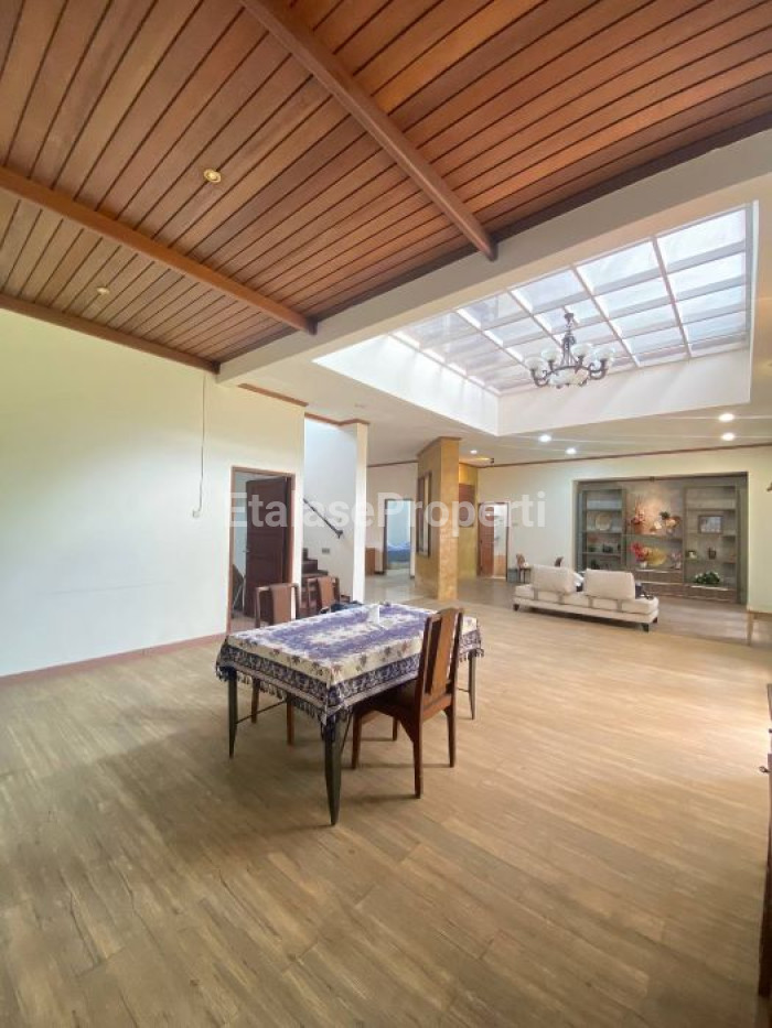 Foto properti Rumah Classic Mewah Di Perumahan Margorejo Indah 2