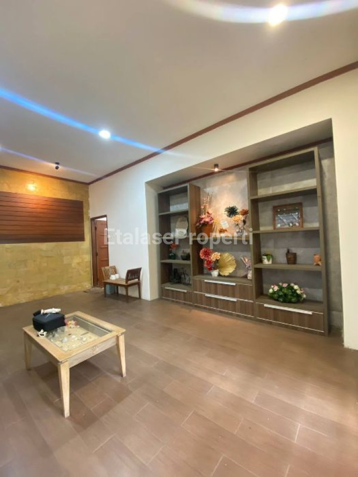 Foto properti Rumah Classic Mewah Di Perumahan Margorejo Indah 3