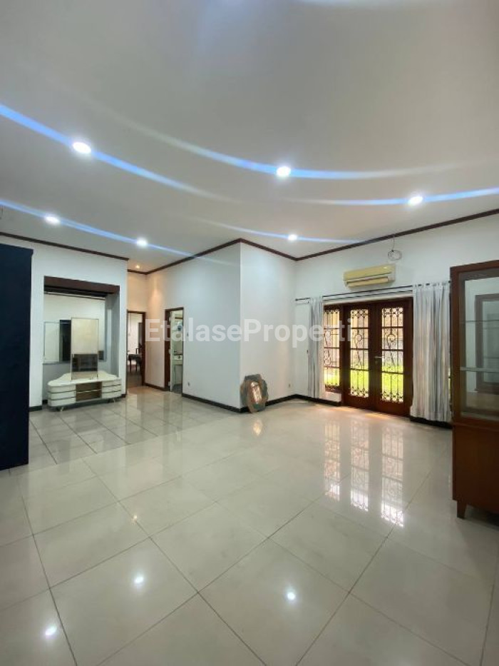 Foto properti Rumah Classic Mewah Di Perumahan Margorejo Indah 5
