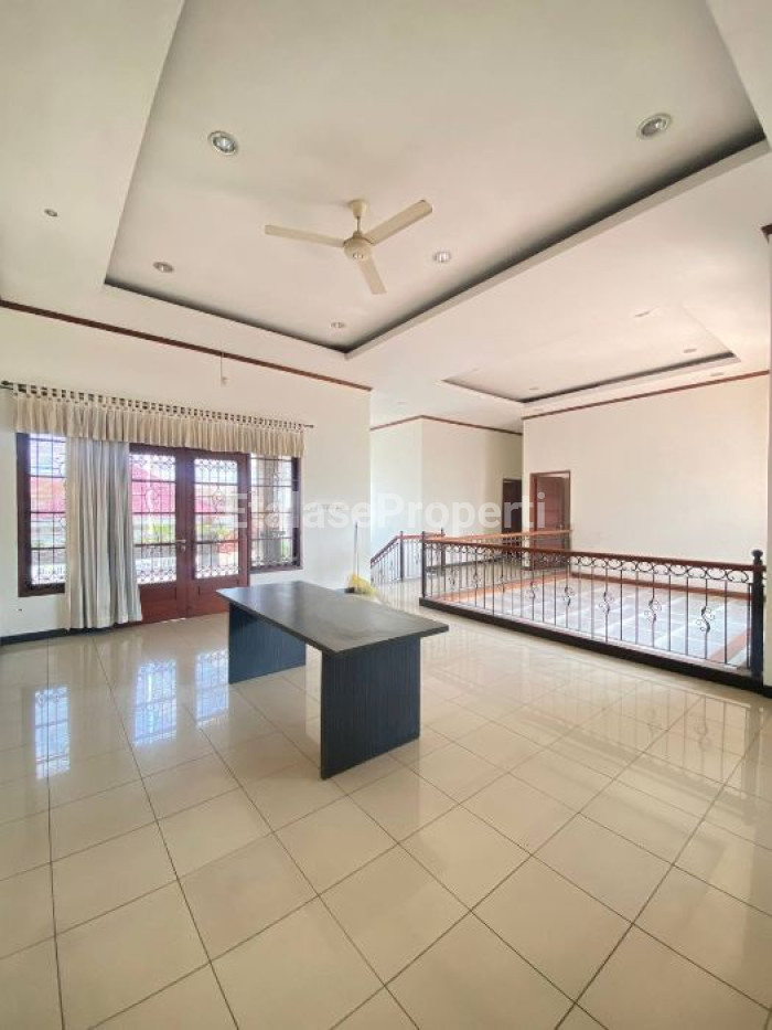 Foto properti Rumah Classic Mewah Di Perumahan Margorejo Indah 7