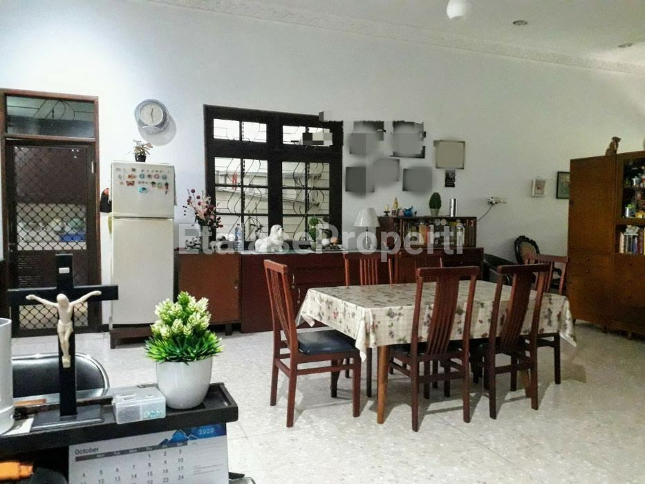 Foto properti Dijual Rumah Lama Terawat Manyar Kartika Tengah Kota 3