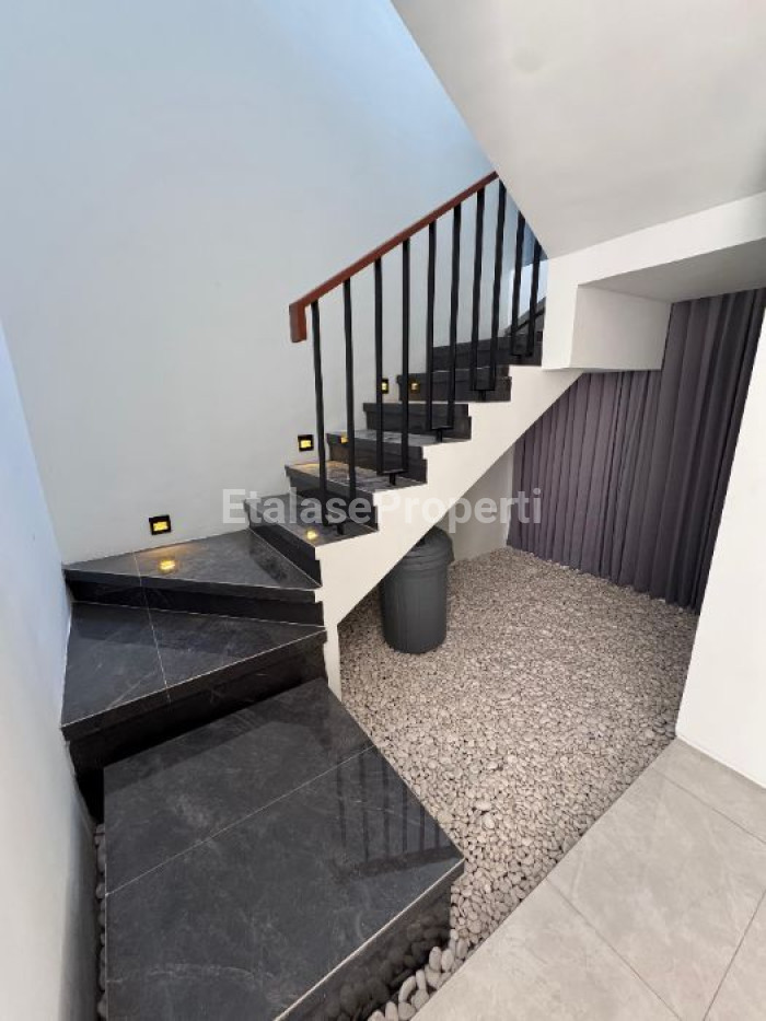 Foto properti Disewakan Rumah Di Citraland Utama District 9 Dekat Pakuwon Mall 3
