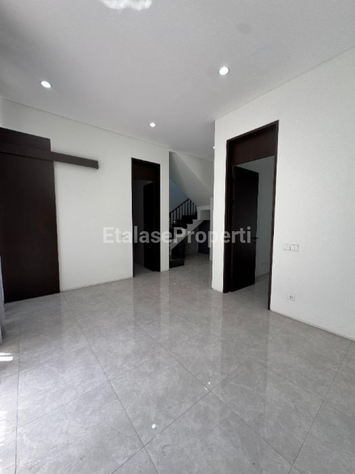 Foto properti Disewakan Rumah Di Citraland Utama District 9 Dekat Pakuwon Mall 5