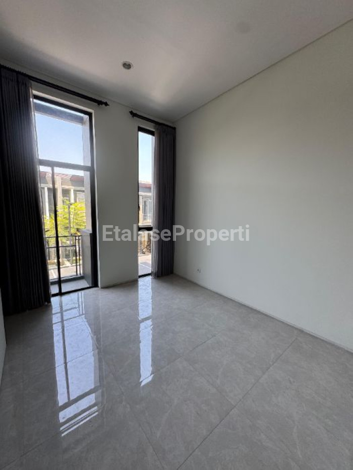 Foto properti Disewakan Rumah Di Citraland Utama District 9 Dekat Pakuwon Mall 10