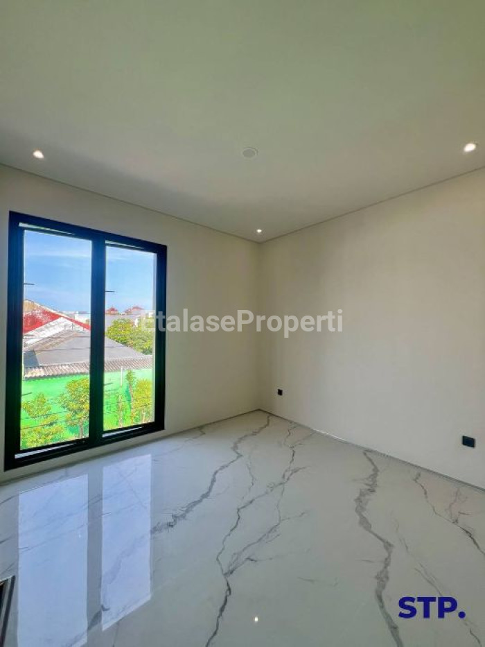 Foto properti Rumah Baru Babatan Pantai Kenjeran 2 Lantai Semi Furnished 8