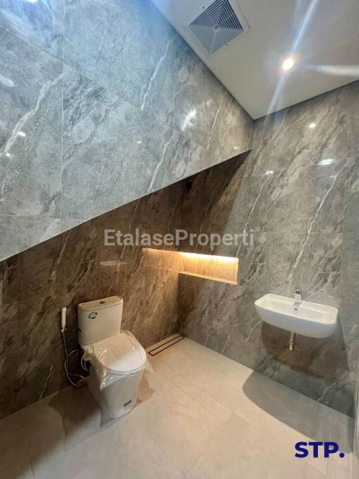 Foto properti Dijual Rumah Baru Semi Furnished Babatan Pantai Kenjeran 3