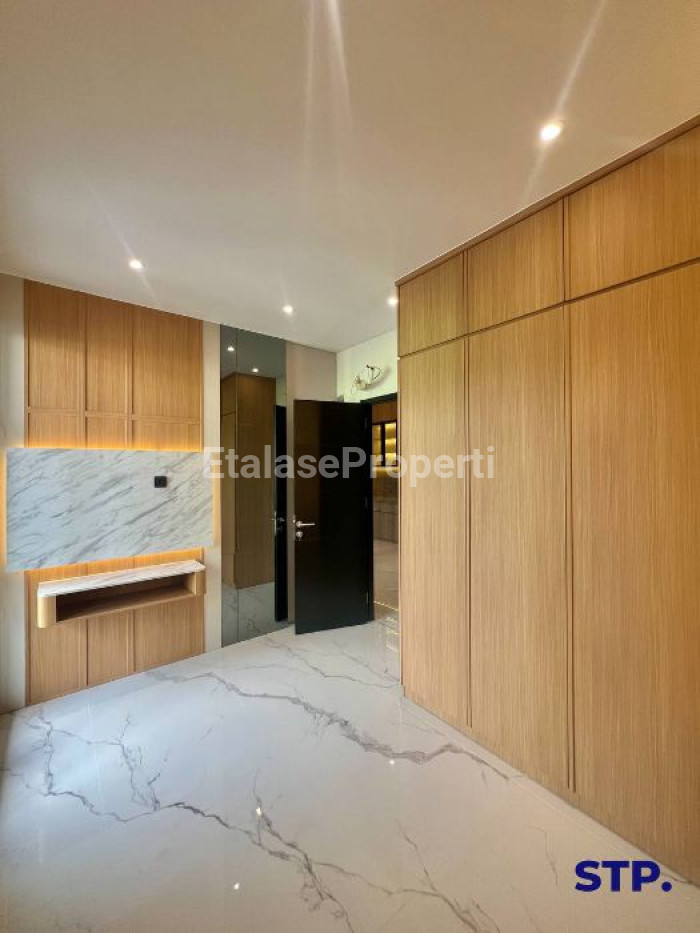 Foto properti Dijual Rumah Baru Semi Furnished Babatan Pantai Kenjeran 4
