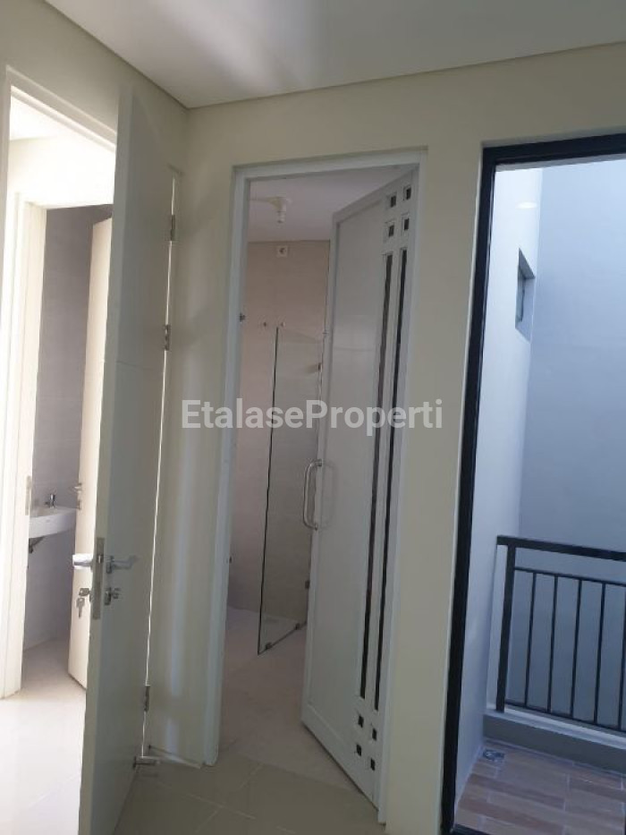 Foto properti Baru Renov! Jual Rumah Northwest Hill Citraland 3 Kamar 9