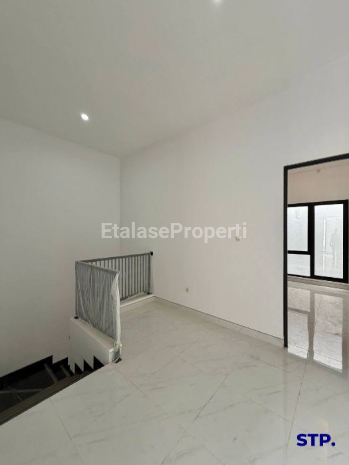 Foto properti 2 Unit - Rumah Baru Minimalis Di Prapen Indah, Jemursari 5