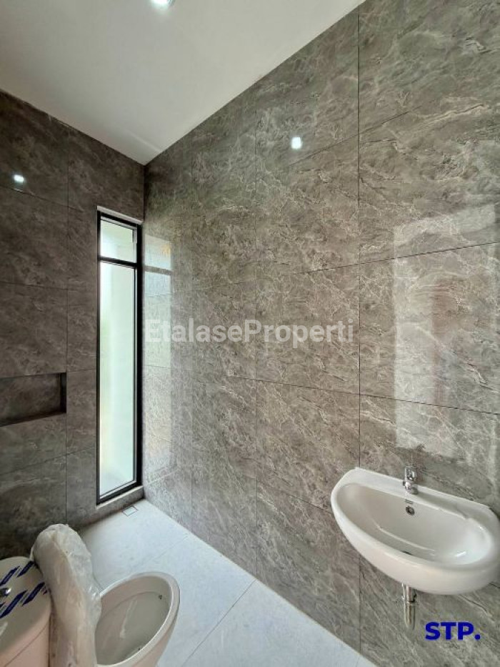 Foto properti 2 Unit - Rumah Baru Minimalis Di Prapen Indah, Jemursari 9