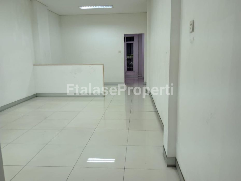 Foto properti Ex-bank, Ruko 3,5 Lantai Terawat Di 0 Raya Jemursari 7