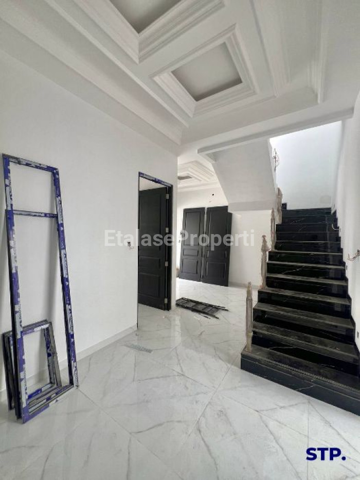 Foto properti Rumah Baru Lebar 7 Di Galaxi Bumi Permai Araya Tahap 2, Surabaya 2