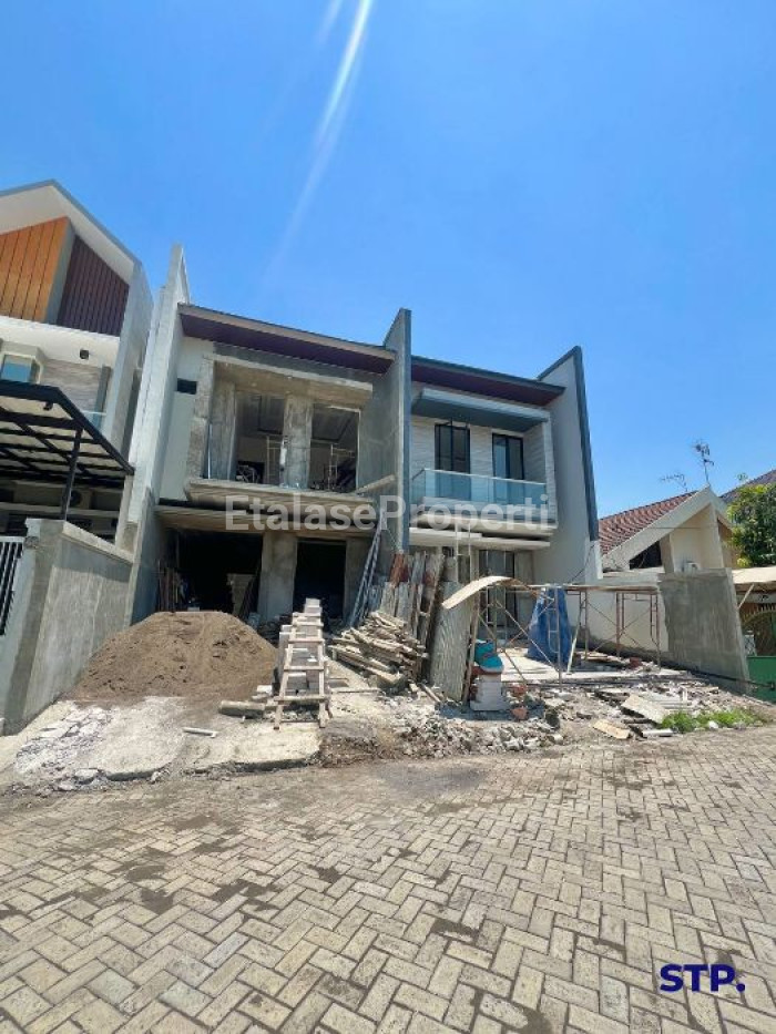 Foto properti 2 Unit, Rumah Baru Modern Di Perumahan Manyar Kertoadi 2