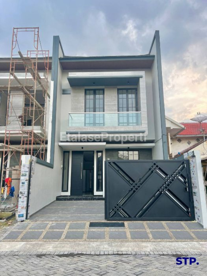 Foto properti 2 Unit, Rumah Baru Modern Di Perumahan Manyar Kertoadi 1