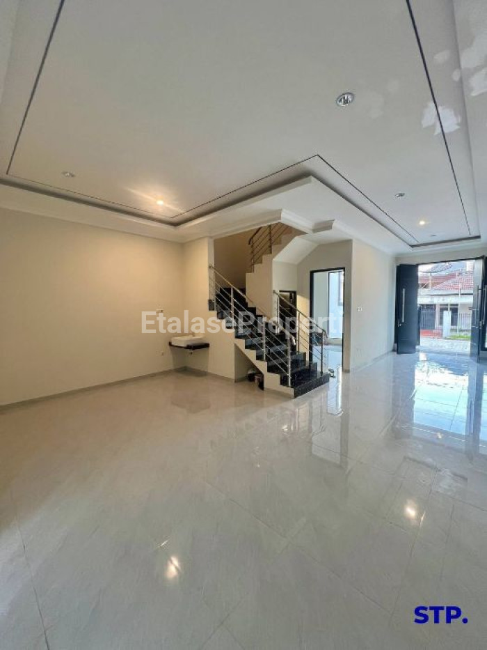 Foto properti 2 Unit, Rumah Baru Modern Di Perumahan Manyar Kertoadi 3