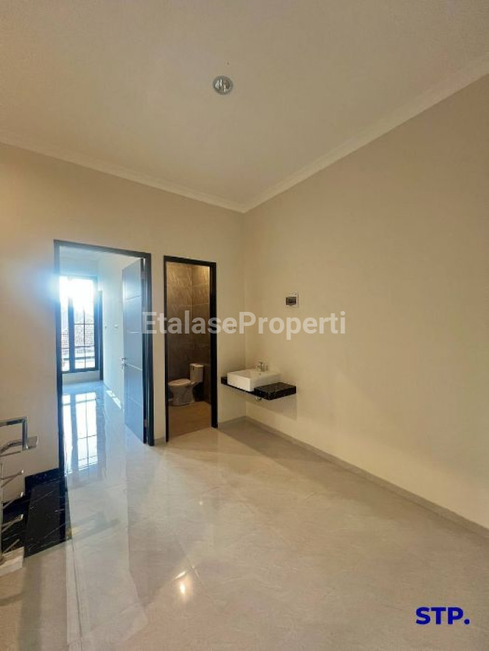 Foto properti 2 Unit, Rumah Baru Modern Di Perumahan Manyar Kertoadi 8