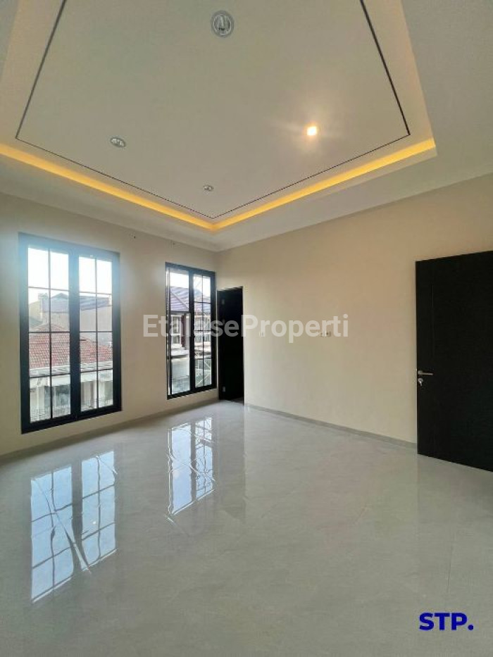 Foto properti 2 Unit, Rumah Baru Modern Di Perumahan Manyar Kertoadi 9