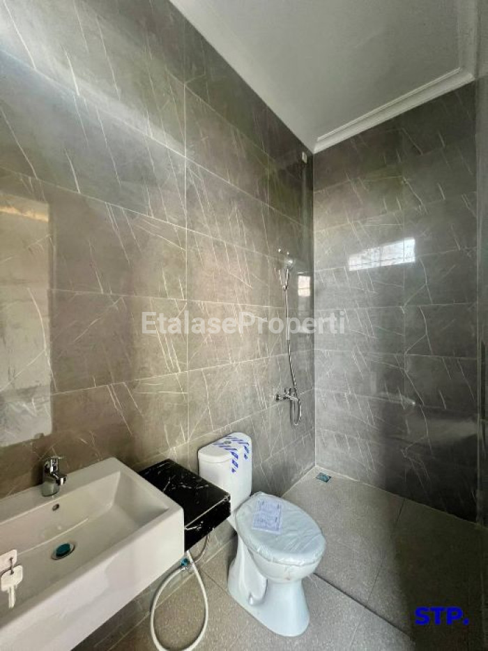 Foto properti 2 Unit, Rumah Baru Modern Di Perumahan Manyar Kertoadi 10