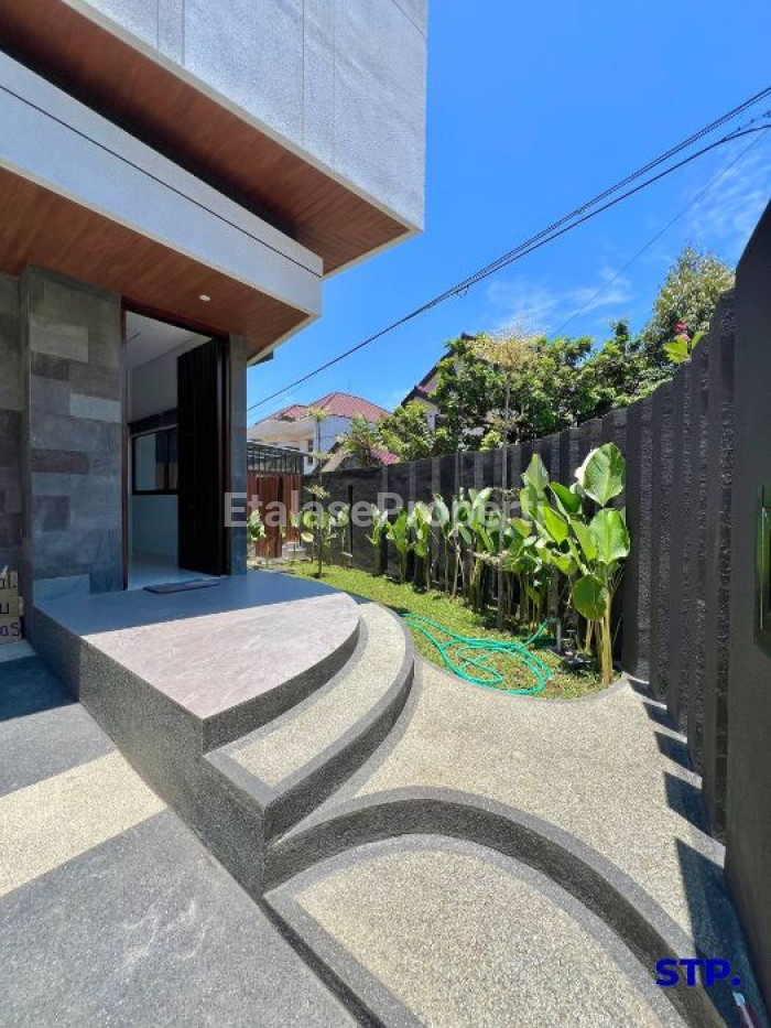 Foto properti Rumah Baru Modern Minimalis Di Manyar Indah Tipe Hoek 2