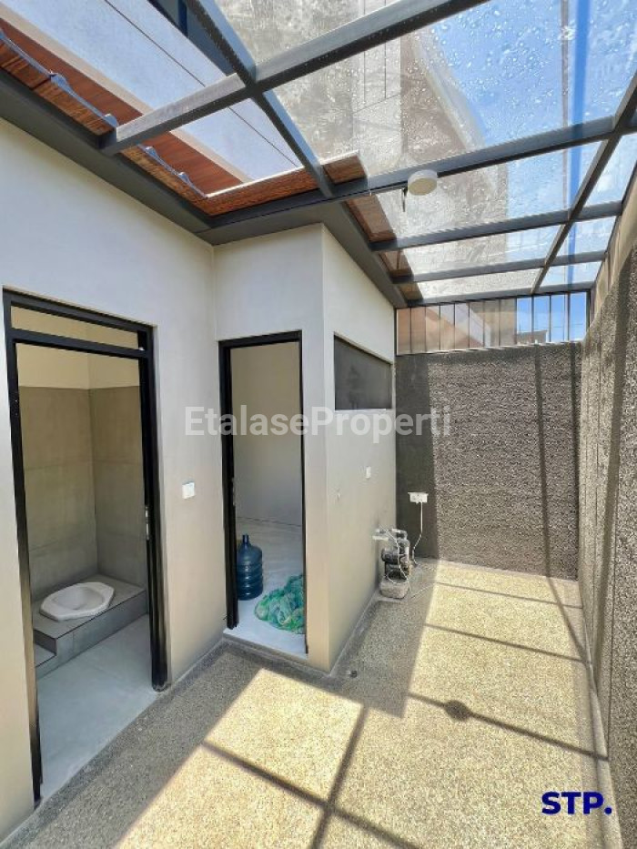 Foto properti Rumah Baru Modern Minimalis Di Manyar Indah Tipe Hoek 3