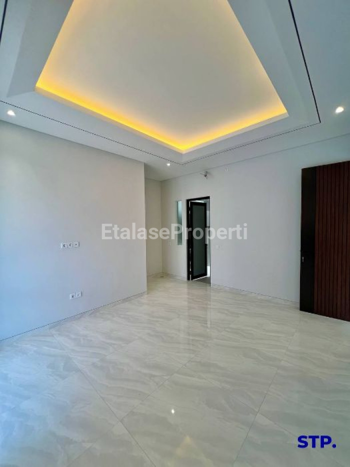 Foto properti Rumah Baru Modern Minimalis Di Manyar Indah Tipe Hoek 8