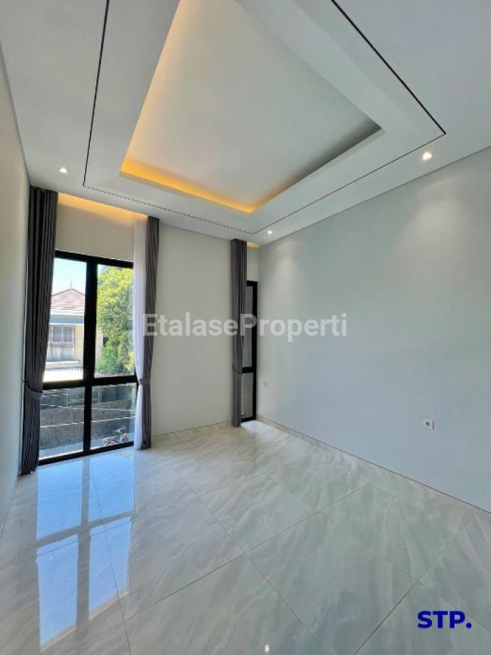 Foto properti Rumah Baru Modern Minimalis Di Manyar Indah Tipe Hoek 9