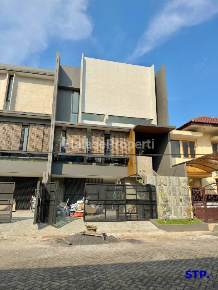 Foto properti Rumah Baru Premium 3 Lantai Di Manyar Kertoadi Lebar 9 1