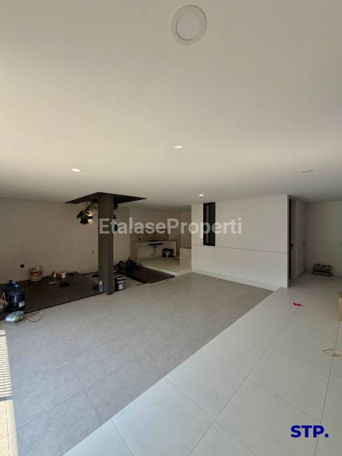 Foto properti Rumah Baru Premium 3 Lantai Di Manyar Kertoadi Lebar 9 2